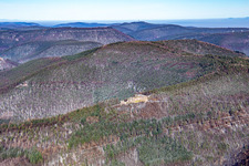 Vue aérienne de Ruines du château de Neuscharfeneck du sud en hiver avec de la neige à Flemlingen dans le département Rhénanie-Palatinat, Allemagne