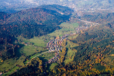 Vue aérienne de Vue sur le village à le quartier Lichtental in Baden-Baden dans le département Bade-Wurtemberg, Allemagne