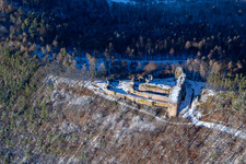 Ruines du château de Neuscharfeneck du sud en hiver avec de la neige à Flemlingen dans le département Rhénanie-Palatinat, Allemagne d'en haut