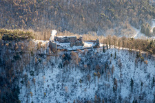 Vue aérienne de Ruines du château de Neuscharfeneck du nord en hiver avec de la neige à Flemlingen dans le département Rhénanie-Palatinat, Allemagne