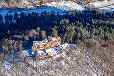Vue aérienne de Château de Meisteresel du sud en hiver avec de la neige à Ramberg dans le département Rhénanie-Palatinat, Allemagne