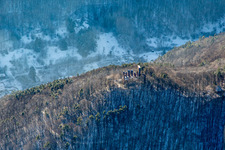 Vue aérienne de Ruines du château de Ramburg en hiver avec de la neige à Ramberg dans le département Rhénanie-Palatinat, Allemagne