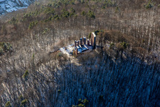 Vue aérienne de Ruines du château de Ramburg en hiver avec de la neige à Ramberg dans le département Rhénanie-Palatinat, Allemagne