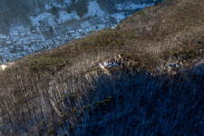 Photographie aérienne de Ruines du château de Ramburg en hiver avec de la neige à Ramberg dans le département Rhénanie-Palatinat, Allemagne
