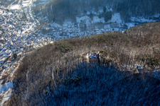 Ruines du château de Ramburg en hiver avec de la neige à Ramberg dans le département Rhénanie-Palatinat, Allemagne d'en haut