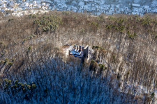 Ruines du château de Ramburg en hiver avec de la neige à Ramberg dans le département Rhénanie-Palatinat, Allemagne hors des airs