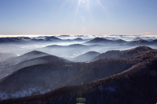 Vue aérienne de Forêt du Palatinat du nord en hiver avec de la neige à Eußerthal dans le département Rhénanie-Palatinat, Allemagne