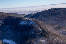 Vue aérienne de Ruines du château de Neuscharfeneck du nord-ouest en hiver avec de la neige à Ramberg dans le département Rhénanie-Palatinat, Allemagne