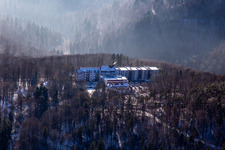 Vue aérienne de Clinique spécialisée Eußerthal du nord en hiver quand il y a de la neige à Eußerthal dans le département Rhénanie-Palatinat, Allemagne