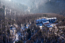 Vue aérienne de Clinique spécialisée Eußerthal du nord en hiver quand il y a de la neige à Eußerthal dans le département Rhénanie-Palatinat, Allemagne