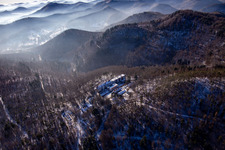 Vue oblique de Clinique spécialisée Eußerthal du nord en hiver quand il y a de la neige à Eußerthal dans le département Rhénanie-Palatinat, Allemagne
