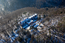 Clinique spécialisée Eußerthal du nord en hiver quand il y a de la neige à Eußerthal dans le département Rhénanie-Palatinat, Allemagne d'en haut