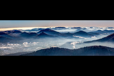 Vue aérienne de Panorama de la forêt du Palatinat avec le château de Trifels, les ruines du château d'Anebos et le Scharfenberg au-dessus de la vallée de Queichtal depuis le nord en hiver avec de la neige à Annweiler am Trifels dans le département Rhénanie-Palatinat, Allemagne