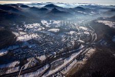 Vue aérienne de Du nord-est en hiver quand il y a de la neige à le quartier Queichhambach in Annweiler am Trifels dans le département Rhénanie-Palatinat, Allemagne