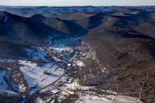 Vue aérienne de De l'est en hiver quand il y a de la neige à le quartier Gräfenhausen in Annweiler am Trifels dans le département Rhénanie-Palatinat, Allemagne