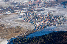 Photographie aérienne de Vignoble Keschdebusch de l'ouest en hiver avec de la neige à Birkweiler dans le département Rhénanie-Palatinat, Allemagne
