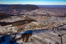 Vue aérienne de Mandelhein derrière Ranschbach depuis le sud en hiver à Birkweiler dans le département Rhénanie-Palatinat, Allemagne