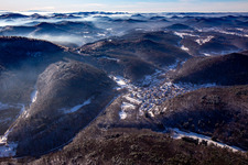 Photographie aérienne de Du nord-est en hiver quand il y a de la neige à Waldhambach dans le département Rhénanie-Palatinat, Allemagne