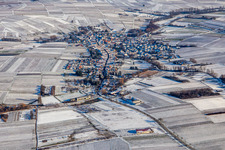 Vue aérienne de De l'ouest dans la neige à Göcklingen dans le département Rhénanie-Palatinat, Allemagne