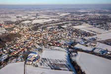 Vue aérienne de Du sud-ouest dans la neige à le quartier Ingenheim in Billigheim-Ingenheim dans le département Rhénanie-Palatinat, Allemagne