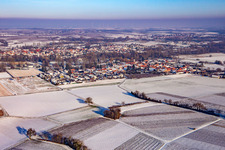 Vue aérienne de Du sud-ouest en hiver à le quartier Mühlhofen in Billigheim-Ingenheim dans le département Rhénanie-Palatinat, Allemagne
