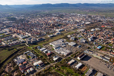 Vue aérienne de Itinéraire ferroviaire entre la ville de Landau et Queichheim à Landau in der Pfalz dans le département Rhénanie-Palatinat, Allemagne