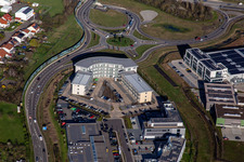 Vue aérienne de Immeuble de bureaux au rond-point de l'entrée de l'autoroute A65 LD Mitte à le quartier Queichheim in Landau in der Pfalz dans le département Rhénanie-Palatinat, Allemagne