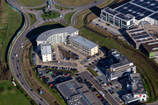 Vue aérienne de Immeuble de bureaux au rond-point de l'entrée de l'autoroute A65 LD Mitte à le quartier Queichheim in Landau in der Pfalz dans le département Rhénanie-Palatinat, Allemagne