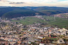 Vue aérienne de Du sud-est à le quartier Haardt in Neustadt an der Weinstraße dans le département Rhénanie-Palatinat, Allemagne