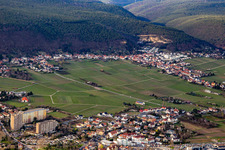 Vue aérienne de Du sud-est à le quartier Gimmeldingen in Neustadt an der Weinstraße dans le département Rhénanie-Palatinat, Allemagne