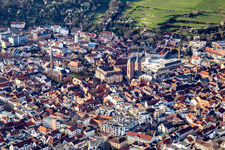Vue aérienne de St. Marien, place du marché et collégiale à Neustadt an der Weinstraße dans le département Rhénanie-Palatinat, Allemagne