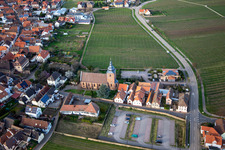 Vue aérienne de La maison du vin - Vinothek Meßmer, Ritterhof zur Rose à l'église paroissiale catholique de la Visitation de Marie à Burrweiler dans le département Rhénanie-Palatinat, Allemagne