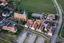 Vue aérienne de La maison du vin - Vinothek Meßmer, Ritterhof zur Rose à l'église paroissiale catholique de la Visitation de Marie à Burrweiler dans le département Rhénanie-Palatinat, Allemagne