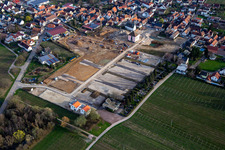 Vue aérienne de Nouvelle zone de développement à l'ancien château et cimetière de Böchinger Böchingen à Böchingen dans le département Rhénanie-Palatinat, Allemagne