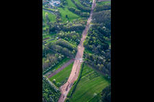 Vue aérienne de Chemin à travers la forêt du Palatinat pour reconstruire le tronçon de 51 km du gazoduc transeuropéen (TENP-III des Pays-Bas à la Suisse) entre Mittelbrunn et Klingenmünster à le quartier Gossersweiler in Gossersweiler-Stein dans le département Rhénanie-Palatinat, Allemagne