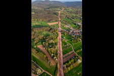 Photographie aérienne de Chemin à travers la forêt du Palatinat pour reconstruire le tronçon de 51 km du gazoduc transeuropéen (TENP-III des Pays-Bas à la Suisse) entre Mittelbrunn et Klingenmünster à le quartier Gossersweiler in Gossersweiler-Stein dans le département Rhénanie-Palatinat, Allemagne