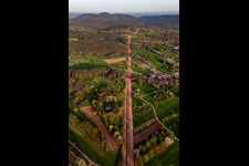Vue oblique de Chemin à travers la forêt du Palatinat pour reconstruire le tronçon de 51 km du gazoduc transeuropéen (TENP-III des Pays-Bas à la Suisse) entre Mittelbrunn et Klingenmünster à le quartier Gossersweiler in Gossersweiler-Stein dans le département Rhénanie-Palatinat, Allemagne