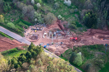 Photographie aérienne de Chemin à travers la forêt du Palatinat pour reconstruire le tronçon de 51 km du gazoduc transeuropéen (TENP-III des Pays-Bas à la Suisse) entre Mittelbrunn et Klingenmünster à Schwanheim dans le département Rhénanie-Palatinat, Allemagne