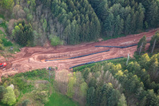 Vue oblique de Chemin à travers la forêt du Palatinat pour reconstruire le tronçon de 51 km du gazoduc transeuropéen (TENP-III des Pays-Bas à la Suisse) entre Mittelbrunn et Klingenmünster à Schwanheim dans le département Rhénanie-Palatinat, Allemagne