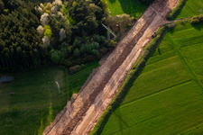 Vue aérienne de Chemin à travers la forêt du Palatinat pour reconstruire le tronçon de 51 km du gazoduc transeuropéen (TENP-III des Pays-Bas à la Suisse) entre Mittelbrunn et Klingenmünster à Spirkelbach dans le département Rhénanie-Palatinat, Allemagne