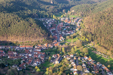 Vue aérienne de Rue principale à Spirkelbach dans le département Rhénanie-Palatinat, Allemagne
