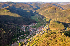 Vue aérienne de Parcours de la B10 sur le Queichtal depuis l'ouest à Wilgartswiesen dans le département Rhénanie-Palatinat, Allemagne