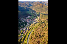 Vue aérienne de Parcours de la B10 sur le Queichtal depuis l'ouest à Wilgartswiesen dans le département Rhénanie-Palatinat, Allemagne