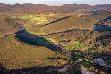Un corridor à travers la forêt du Palatinat pour la reconstruction du tronçon de 51 km du gazoduc transeuropéen (TENP-III des Pays-Bas vers la Suisse) entre Mittelbrunn et Klingenmünster à Schwanheim dans le département Rhénanie-Palatinat, Allemagne vue d'en haut