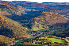 Vue aérienne de Château de Berwartstein vu du nord à Erlenbach bei Dahn dans le département Rhénanie-Palatinat, Allemagne
