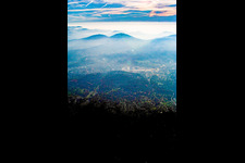 Vue aérienne de Brume du soir sur l'Odenwald à le quartier Michelbach in Gaggenau dans le département Bade-Wurtemberg, Allemagne