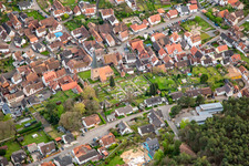 Vue aérienne de Église et cimetière Saint-Martin simultanés à Dörrenbach dans le département Rhénanie-Palatinat, Allemagne