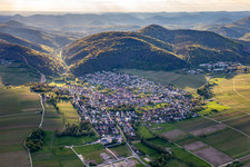Vue aérienne de De l'est à Klingenmünster dans le département Rhénanie-Palatinat, Allemagne