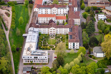 Vue aérienne de Clinique du Palatinat de psychiatrie et de neurologie "Landeck" avec département de psychiatrie générale et de troubles de la dépendance - Clinique de psychiatrie, psychosomatique et psychothérapie, Clinique de psychiatrie légale, Clinique de psychiatrie gériatrique, psychosomatique et psychothérapie, Clinique de neurologie, Clinique de psychiatrie, psychosomatique et psychothérapie, Clinique de psychiatrie de l'enfant et de l'adolescent, de psychosomatique et de psychothérapie ainsi que cliniques externes d'institut, cliniques externes d'institut psychiatrique - Clinique de psychiatrie, psychosomatique et psychothérapie à Klingenmünster dans le département Rhénanie-Palatinat, Allemagne