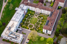 Vue aérienne de Clinique du Palatinat de psychiatrie et de neurologie "Landeck" avec département de psychiatrie générale et de troubles de la dépendance - Clinique de psychiatrie, psychosomatique et psychothérapie, Clinique de psychiatrie légale, Clinique de psychiatrie gériatrique, psychosomatique et psychothérapie, Clinique de neurologie, Clinique de psychiatrie, psychosomatique et psychothérapie, Clinique de psychiatrie de l'enfant et de l'adolescent, de psychosomatique et de psychothérapie ainsi que cliniques externes d'institut, cliniques externes d'institut psychiatrique - Clinique de psychiatrie, psychosomatique et psychothérapie à Klingenmünster dans le département Rhénanie-Palatinat, Allemagne